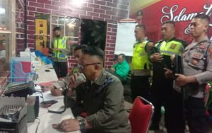 Pastikan-Nataru-di-Salatiga-Lancar,-Sinoeng-Blusukan-ke-Pospam-Tengah-Malam,--Sempat-Memantau-Anggota-Melalui-HT