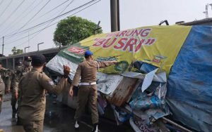 Puluhan-Kios-PKL-Liar-di-Kaligawe-Semarang-Dibongkar-Satpol-PP