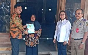 Rela-Tanahnya-Dipakai-untuk-Fasum,-Warga-Penawangan-Dihadiahi-Sertipikat