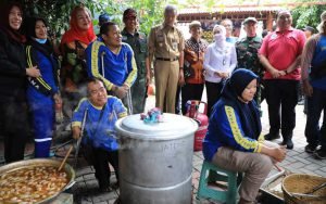 Bersama-Kepala-BNPB-dan-BMKG,-Ganjar-Tinjau-Dapur-Umum-dan-Cek-Stasiun-Tawang