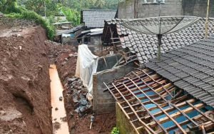 Hujan-Lebat,-4-Rumah-di-Bugel-Salatiga-Tertimpa-Talud-Setinggi-3-Meter