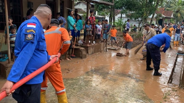 Petugas BPBD dibantu Satpol PP dan Damkar Kabupaten Semarang membersihkan sisa lumpur akibat luapan Sungai Klegung, Desa Ngrapah, Kecamatan Banyubiru, Kamis (19/1/2023) sore. (Foto/ dok. BPBD Kab. Semarang)