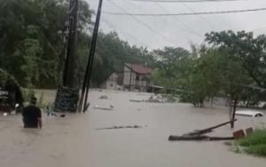 Tanggul-Kali-Pengkol-Jebol,-Perum-Dinas-Indah-Semarang-Banjir-Bandang