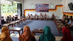 Warga-Dukuh-Minta-Kapolres-Salatiga-Hadirkan-Polisi-Di-Jalan-Kampung-Saat-Jam-Sibuk