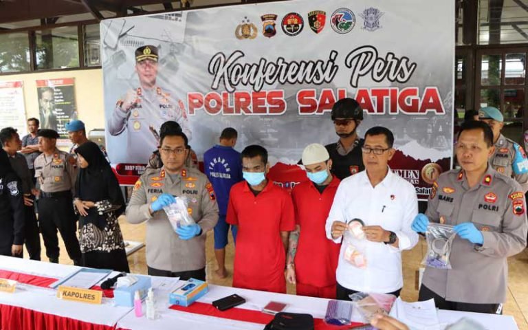 Satresnarkoba Polres Salatiga berhasil membekuk dua pengedar narkoba jenis Metamfetamina (Shabu) pada Sabtu, 21 Januari 2023 di Ringinawe Kelurahan Ledok Kecamatan Argomulyo Kota Salatiga. Keduanya dikenakan Pasal 114 Ayat Pasal 132 dengan ancaman hukuman minimal 5 tahun penjara atau denda 1 milyar. Pelaku masih ditahan di Rutan Polres Salatiga untuk penyidikan lebih lanjut."