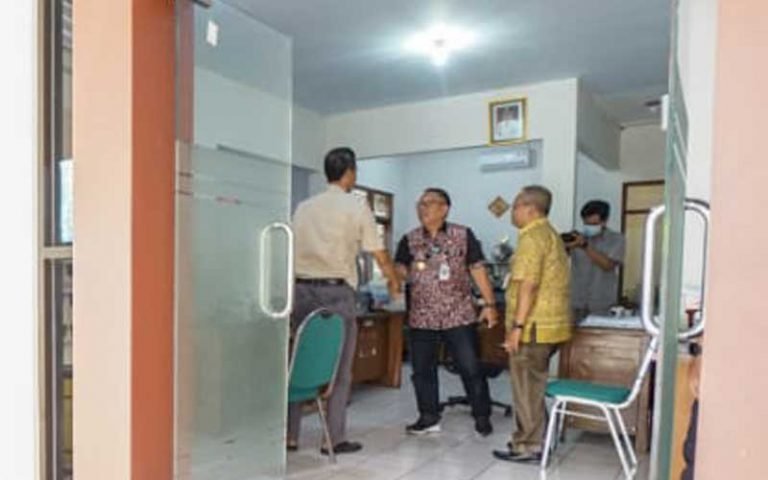 Pj. Wali Kota Salatiga, Sinoeng N Rachmadi, mengambil tindakan cepat usai menerima laporan lima kambing mati dari kelompok peternak. Sinoeng menghubungi Kepala Dinas Pangan dan Pertanian Kota Salatiga untuk menyelesaikan masalah tersebut dan berusaha membantu mengganti uang hasil iuran kelompok peternak.