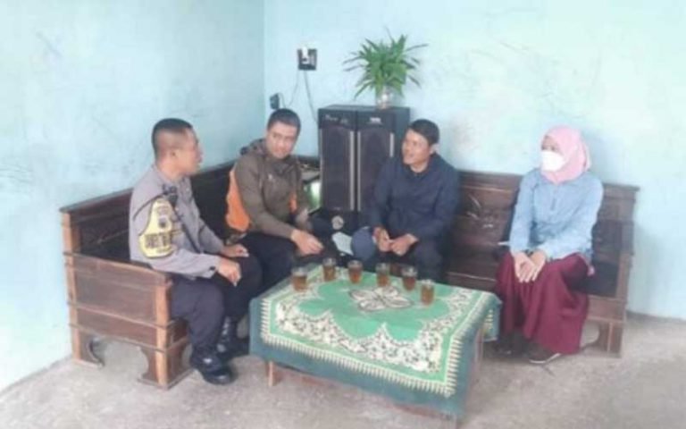 Bhabinkamtibmas Polsek Sidomukti, Salatiga menjalin silaturahmi dengan tokoh masyarakat Warak untuk menjaga kamtibmas di wilayah. Aiptu Sunardi berpesan agar warga mewaspadai berita hoax dan berperan aktif dalam menjaga keamanan lingkungan.