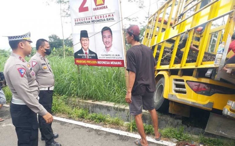 Truk Muatan Ayam Tabrak Pembatas Jalan di simpang empat Kumpulrejo Kelurahan Kumpulrejo Kecamatan Argomulyo Kota Salatiga, Selasa (14/2/2023), Diduga Karena Rem Blong. Tidak Ada Korban Jiwa, kerugian Materiil sekitar Rp 5 Juta.