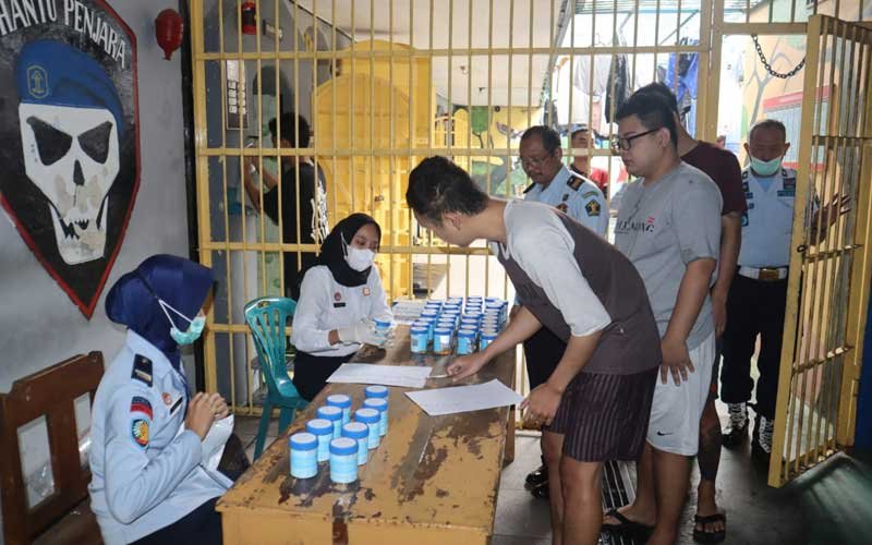 Rutan Salatiga melakukan razia dan tes urine terhadap warga binaan sebagai bentuk antisipasi peredaran narkoba dan barang terlarang. Upaya ini dilakukan dalam rangka penanggulangan penyalahgunaan narkoba dan mendukung program Presiden Jokowi Perang Melawan Narkoba.