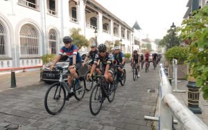 Atlet sepeda Nusantara Cycling Team diajak gowes keliling Kota Semarang oleh Gubernur Jawa Tengah Ganjar Pranowo. Mereka bersiap mengikuti event internasional di China pada April mendatang dan telah berkompetisi di beberapa ajang balap sepeda internasional maupun nasional.