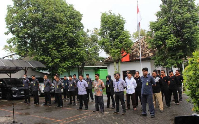 Pentingnya pencocokan dan penelitian data pemilih untuk memastikan warga yang sudah memiliki hak pilih terdaftar dalam daftar pemilih pada pemilu 2024. Hasil pantauan Bawaslu kabupaten Demak menunjukkan adanya indikasi ketidakpatuhan pantarlih terhadap regulasi dalam melakukan tugas, sehingga Bawaslu Demak menggelar Apel Patroli Pengawasan Kawal Hak Pemilih Pemilu 2024.