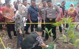 Tim medis dan petugas kepolisian saat melakukan pemeriksaan bayi laki-laki yang ditemukan meninggal dunia di TPU Gandeng Tempat Pemakaman Umum (TPU) Gandeng Kampung Sumur Adem RT 8 RW 1, Kelurahan Bangetayu Kulon, Kecamatan Genuk Kota Semarang pada Selasa (7/2/2023).