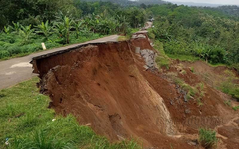 Komisi C DPRD Kabupaten Semarang mendesak Pemkab setempat melakukan penanganan kerusakan infrastruktur akibat bencana hidrometeorologi yang terjadi di kawasan rawan bencana, terutama pada ruas jalan.