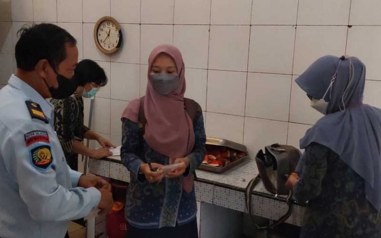 Tim DKK Salatiga saat melakukan tinjauan langsung dapur Rutan Salatiga dalam rangka proses dapur laik hygiene sanitasi