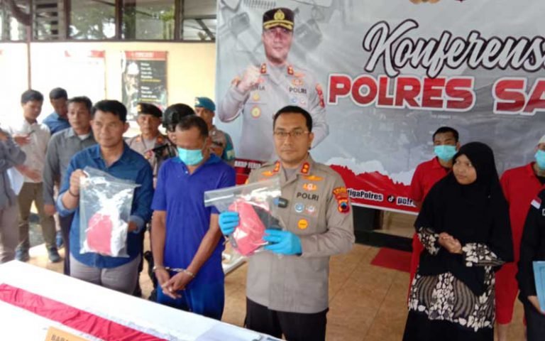 Tindakan cabul seorang ayah tiri terhadap anak tirinya yang masih di bawah umur terjadi di Kota Salatiga. Polisi telah menangkap pelaku dan menjeratnya dengan hukuman penjara dan denda yang cukup berat.