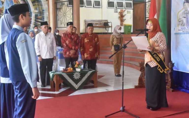Denok Respati Sinoeng, Duta Literasi Siswa SMP Muhammadiyah Plus Salatiga, mendorong siswa untuk meningkatkan minat baca terhadap buku kesukaannya. Salah satu murid di SMP Muhammadiyah Plus Salatiga juga mengatakan bahwa membaca buku Harry Potter dan buku teknologi membantunya untuk belajar ilmu pengetahuan dan memperoleh pesan penting.