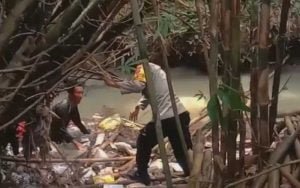 Dramatis! Video penyelamatan percobaan bunuh diri di sungai oleh anggota Polsek dan Koramil Ngrampal. Seorang laki-laki tanpa identitas dan diduga mengalami gangguan jiwa mencoba untuk bunuh diri di Dukuh Kebonromo.