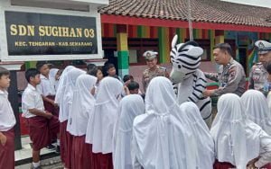 Menghadapi isu penculikan anak di Jawa Tengah, SD Sugihan 3 bekerjasama dengan Satlantas Polres Semarang untuk mengedukasi antisipasi penculikan di sekolah. Sosialisasi ini diharapkan dapat mengurangi kecemasan para orang tua dan mencegah terjadinya penculikan di wilayah Tengaran dan sekitarnya.