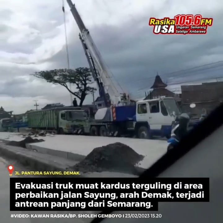 Infografis | Evakuasi truk muat kardus yang terguling di area proyek perbaikan jalan Sidogemah, Sayung, arah Demak sedang berlangsung menggunakan alat berat. Dilaporkan kendaraan berhenti saat proses evakuasi karena truk-truk tidak mau masuk tol, sehingga stuck sampai evakuasi selesai.