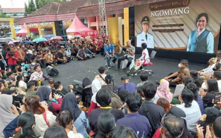 Gubernur Jawa Tengah, Ganjar Pranowo, memberikan apresiasi pada inovasi Universitas Kristen Satya Wacana (UKSW) Salatiga yang tidak lagi menilai mahasiswa berdasarkan ujian dan skripsi, melainkan dari keaktifan hingga talenta diri yang dapat dikonversi sebagai penilaian.