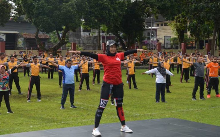 Jajaran Forkopimda Kota Salatiga Menggelar Olahraga Bersama untuk Meningkatkan Sinergitas dengan Seluruh Stakeholder. Kegiatan olahraga bersama yang diikuti oleh TNI, Polri, jajaran Pemerintah Kota Salatiga, dan awak media kota Salatiga.