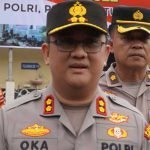 Polres Semarang menyelidiki penyerangan oleh sekelompok pemuda dengan senjata tajam di Dusun Baan, Desa Asinan, Kecamatan Bawen. Peristiwa ini terjadi saat warga sedang kerja bakti dan mengejutkan warga sekitar. Kapolres akan mengumpulkan keterangan dari para saksi kejadian dan meningkatkan patroli sebagai upaya preventif.