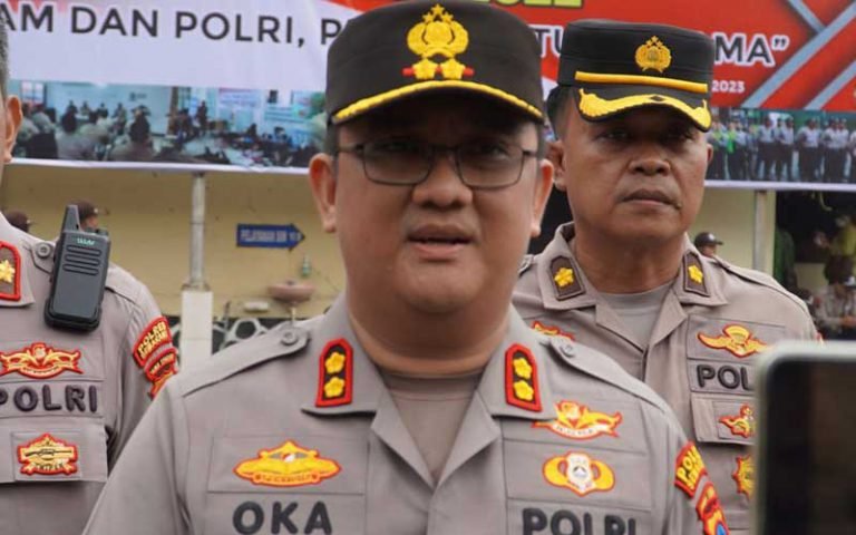 Polres Semarang menyelidiki penyerangan oleh sekelompok pemuda dengan senjata tajam di Dusun Baan, Desa Asinan, Kecamatan Bawen. Peristiwa ini terjadi saat warga sedang kerja bakti dan mengejutkan warga sekitar. Kapolres akan mengumpulkan keterangan dari para saksi kejadian dan meningkatkan patroli sebagai upaya preventif.