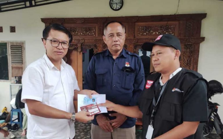 KPU Kota Salatiga mulai melakukan proses pencocokan dan penelitian (coklit) data pemilih Pemilu 2024 hingga di tingkat RT. Dalam proses ini, seluruh warga yang memiliki hak pilih harus terdaftar sebagai pemilih. Coklit dilaksanakan oleh 651 petugas pantarlih.