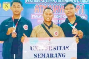 Dua mahasiswa Universitas Semarang (USM) berhasil meraih medali perunggu dalam Kejuaraan Karate Atmajaya Cup I di Malang. Ridzky Wahyu Nugroho dan M. Akhdan Hidayatulloh sukses meraih perunggu masing-masing dalam nomor Kumite +84 Kg Senior Putra dan Kumite +84 Kg U-21 Putra.