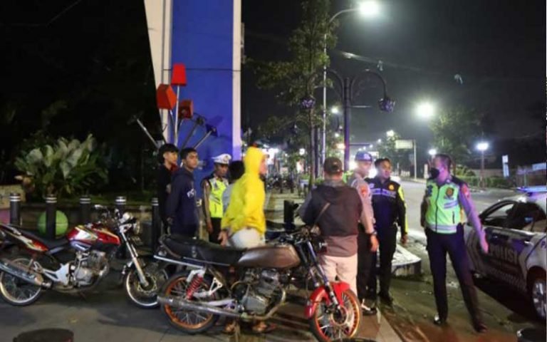 Satlantas Polres Salatiga berhasil menindak pengendara kendaraan yang tidak standar dan memakai knalpot brong dalam operasi keselamatan lalu lintas Candi 2023. Dalam upaya memberikan rasa aman dan nyaman dalam berkendara di jalan raya, lima kendaraan berhasil ditindak pada malam minggu.