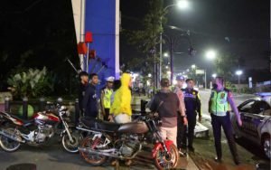 Satlantas Polres Salatiga berhasil menindak pengendara kendaraan yang tidak standar dan memakai knalpot brong dalam operasi keselamatan lalu lintas Candi 2023. Dalam upaya memberikan rasa aman dan nyaman dalam berkendara di jalan raya, lima kendaraan berhasil ditindak pada malam minggu.