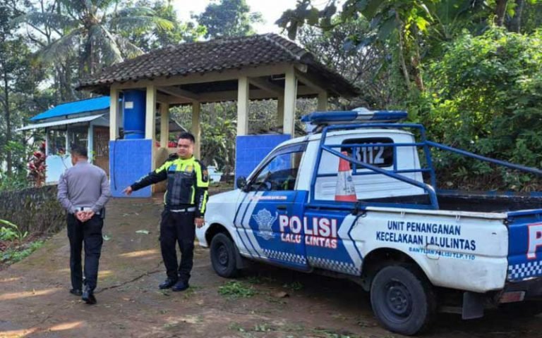 Seorang wanita asal Surabaya dan rekannya tersesat di pemakaman umum Lingkungan Merakrejo, Kelurahan Harjosari, Kecamatan Bawen, Kabupaten Semarang, setelah mengikuti arahan maps. Mereka memutuskan keluar jalur tol untuk mencari penginapan, namun malah tersesat ke lokasi tersebut.