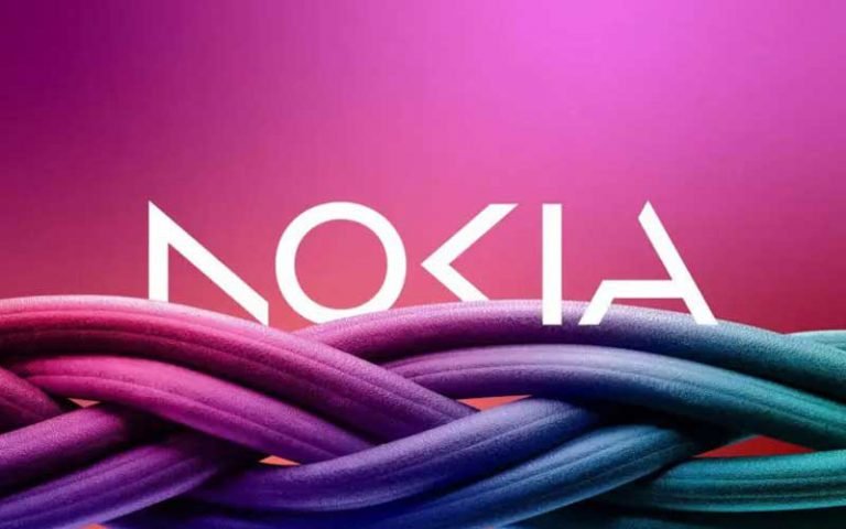 Nokia, perusahaan teknologi asal Finlandia, mengumumkan rencana untuk mengubah identitas mereknya dengan merombak logo lama yang sudah dikenal dengan warna biru ikoniknya. Logo baru terdiri dari lima bentuk berbeda yang membentuk kata NOKIA.