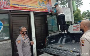 Operasi Keselamatan Lalu Lintas Candi 2023 digelar serentak di seluruh Indonesia. Anggota Polsek Argomulyo Polres Salatiga memasang MMT himbauan tertib lalu lintas untuk menggugah kesadaran pengguna jalan. Kegiatan dilakukan untuk menekan angka kecelakaan lalulintas dan memastikan keselamatan berkendara utama.