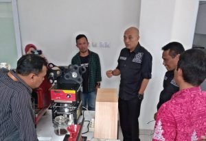 Ketua DPRD Kabupaten Semarang Bondan Marutohening (tengah) saat meninjau salah satu gerai UMKM kopi di PLUT KUMKM Kecamatan Tuntang, Rabu (8/2/2023).