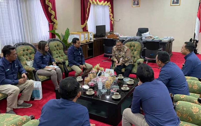 Bupati Semarang menyambut baik program kemitraan penyediaan Stasiun Pengisian Kendaraan Listrik Umum (SPKLU) di lingkungan Kantor Pemerintah Kabupaten Semarang. Pemerintah Kabupaten Semarang menjadi role model bagi pelanggan PLN UP3 Salatiga dalam pengelolaan pembayaran tagihan listrik dan Penerangan Jalan Umum (PJU).