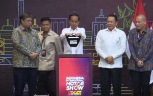 Presiden Republik Iindonesia Joko Widodo membuka Pameran Otomotif Indonesia International Motor Show (IIMS) Tahun 2023 di JIEXPO Kemayoran, Jakarta (16/02/2023). Presiden mendorong agar ekspor kendaraan dari Indonesia ke luar negeri ditingkatkan.