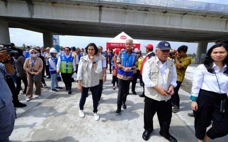 Pemerintah Pusat menargetkan pembangunan Jalan Tol Solo-Jogja-Kulonprogo selesai pada Desember 2023, saat ini sedang berupaya untuk mempercepat pengerjaan. Dalam kunjungan lapangan yang dilakukan oleh Menteri PUPR, Menkeu, Gubernur Jateng, dan kepala daerah terkait, disebutkan bahwa pembebasan lahan tol tersebut harus diselesaikan dengan cepat agar tidak mengganggu proses pembangunan jalan tol.