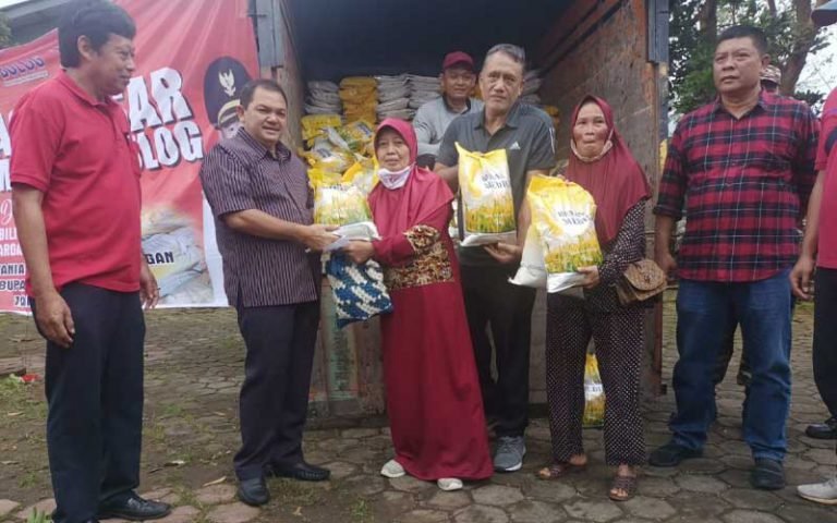Pemkab Semarang dan Bulog perwakilan Bawen menggelar operasi pasar untuk menjual beras murah dan menekan kenaikan harga beras serta inflasi. Ratusan warga menyerbu operasi pasar yang diadakan di Kantor Kecamatan Ungaran Barat pada Jumat, 24 Februari 2023.