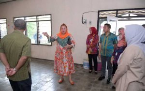 Wali kota Semarang, Hevearita Gunaryanti Rahayu saat meninjau pembangunan Daycare untuk Penanganan Stunting di Balai RW 7 Kelurahan Manyaran, Semarang Barat, Selasa (7/2/2023).