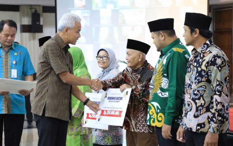 Pemerintah Provinsi Jawa Tegah Salurkan Dana Hibah Rp 148 Miliar dari APBD Jateng Tahun Ini di Gedung Gradhika Bhakti Praja, Selasa (28/2/2023), Gubernur Ganjar Pranowo Ingatkan Penerima untuk mengelola keuangan dengan Baik