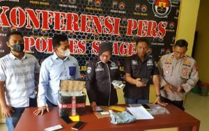 Satuan Narkoba Polres Sragen berhasil menggerebek tersangka peredaran obat-obatan terlarang dengan barang bukti ribuan pil koplo. Tersangka berinisial S alias M ditangkap di rumahnya di kecamatan Gesi Sragen dan menyimpan obat jenis Trihexphenidyl, Tramadol HCL, dan Merlopam serta uang hasil penjualan senilai Rp 650 ribu.