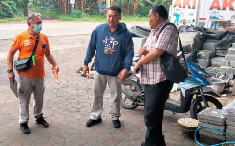 AS (23) penjual pecel lele tewas setelah menjadi korban penganiayaan oleh tetangganya sendiri saat melayani pembeli. Korban dinyatakan meninggal dunia setelah dirawat di rumah sakit. Pelaku telah diamankan dan motif penganiayaan masih dalam penyelidikan.