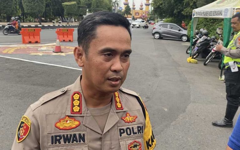 Kapolrestabes Semarang, Kombes Pol Irwan Anwar saat memberikan keterangan terkait penundaan pertandingan antara PSIS melawan Persebaya di Pos Lalu Lintas Simpang 5 Rabu (8/2/2023).