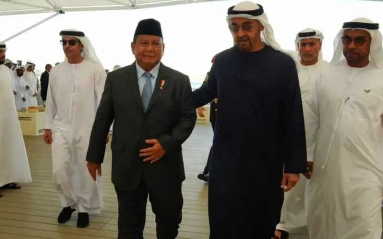 Prabowo Subianto, Menteri Pertahanan RI, melakukan kunjungan ke Uni Emirat Arab untuk memperkuat kerja sama bidang industri pertahanan antara Indonesia dan UEA. Kunjungan ini dilakukan atas undangan Sheikh Mohamed bin Zayed Al Nahyan, Presiden UEA, dan didampingi oleh HRH Salman bin Hamad Al Khalifa, Perdana Menteri dan Putra Mahkota Bahrain.