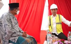 Presiden Jokowi bertemu dengan perwakilan masyarakat yang mengajukan aspirasi terkait pencairan ganti rugi lahan di peresmian Jalan Tol Semarang-Demak. Pemerintah menindaklanjuti permasalahan tersebut setelah Presiden memerintahkan kementerian terkait untuk segera menyelesaikannya.