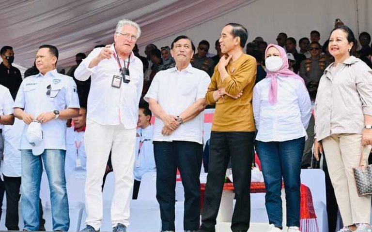 Presiden Joko Widodo dan Ibu Iriana tiba di Pelabuhan Muliaraja Napitupulu Balige, Kabupaten Toba, Sumatra Utara untuk memeriksa persiapan balap powerboat di Danau Toba. Mereka ditemani oleh sejumlah pejabat dan duta besar dari Persatuan Emirat Arab. Kejuaraan Dunia F1H2O yang diselenggarakan oleh Union Internationale Motonautique akan dimulai di Danau Toba sebagai seri pertama tahun 2023.