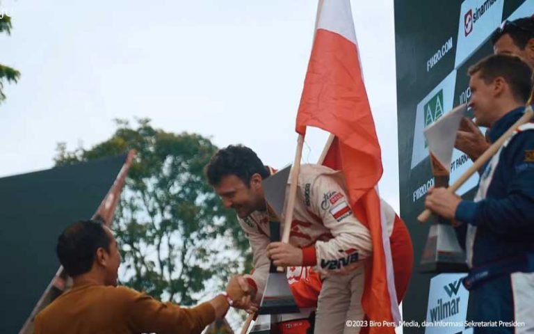 Presiden Joko Widodo dan Ibu Iriana Joko Widodo menghadiri balapan F1H2O/Powerboat di Pelabuhan Muliaraja Napitupulu Balige, Kabupaten Toba, Provinsi Sumatra Utara pada Minggu 26 Februari 2023. Lomba di Danau Toba merupakan seri pertama kompetisi perahu balap kursi tunggal musim 2023, di mana Bartek Marszalek dari tim Strømøy Racing F1H2O memenangkan balapan dari posisi terdepan (pole position), diikuti oleh Sami Seliö dari tim Sharjah dan Eric Stark dari tim Victory di posisi ketiga.