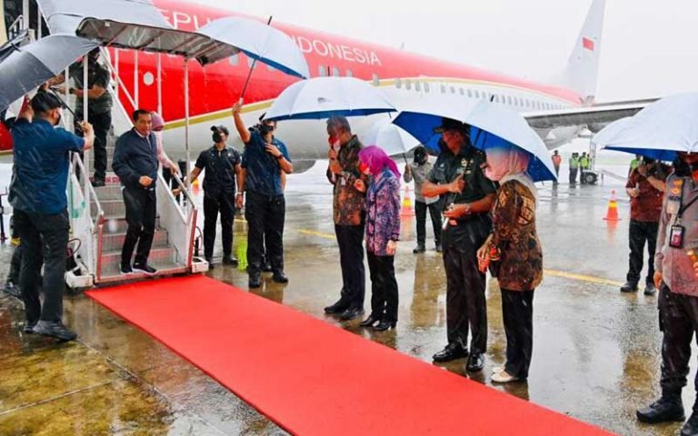Presiden Joko Widodo dan Ibu Iriana tiba di Pangkalan Udara Utama Angkatan Darat Ahmad Yani, Kota Semarang pada Sabtu, 25 Februari 2023, sekitar pukul 08.40 WIB, untuk meresmikan Jalan Tol Semarang-Demak di Kabupaten Demak. Mereka disambut oleh pejabat setempat dalam kondisi hujan deras.