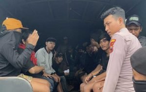 Puluhan suporter Bonek yang terlibat gesekan dengan warga di Jalan Raya Kaligawe Raya pada Rabu (8/2/2023) siang diangkut menggunakan truk Dalmas untuk dipulangkan.